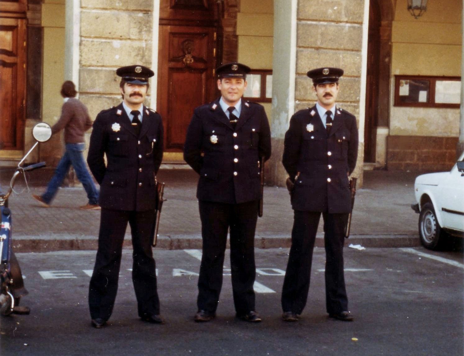 José Rafael Fernández (dcha.), autor de este texto, durante su etapa como policía local, en 1982 ante el Ayuntamiento de Cádiz.