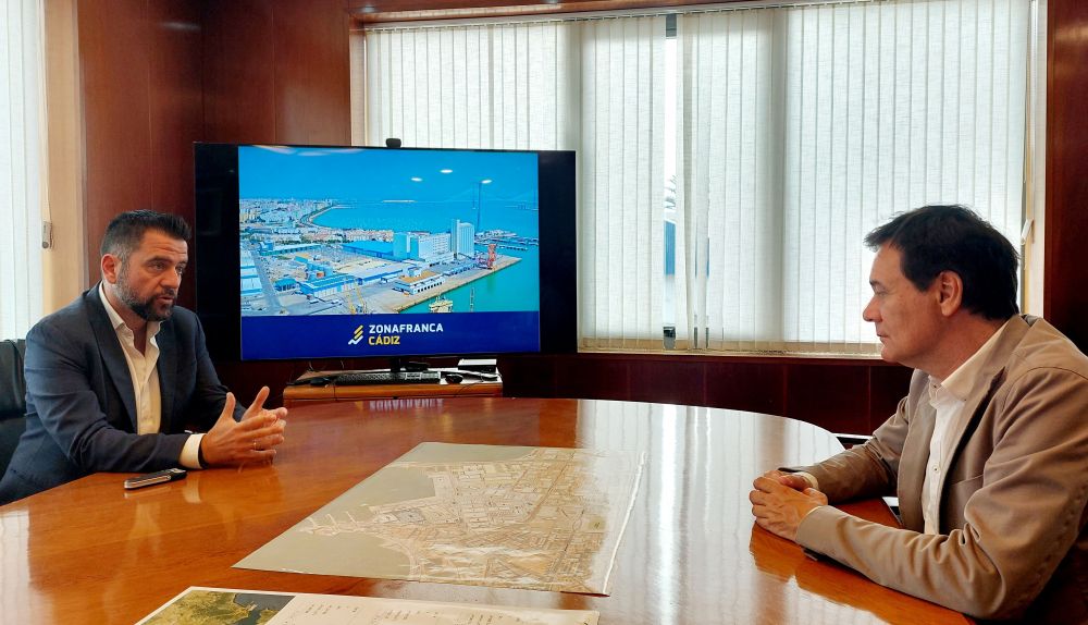 Reunión sobre los avances del desarrollo urbanístico del proyecto de Navalips en Cádiz.