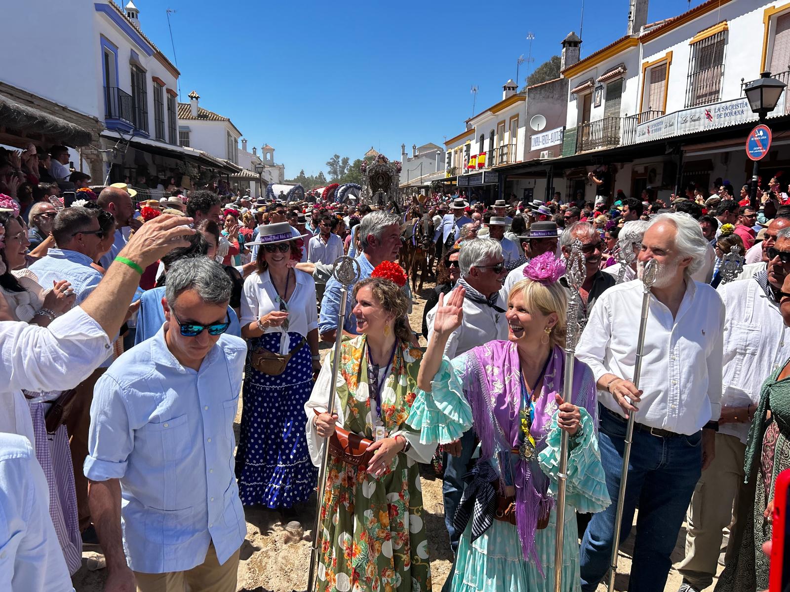 La alcaldesa de Jerez, María José García-Pelayo, junto a miembros del gobierno en la aldea de El Rocío. La alcaldesa de Jerez, María José García-Pelayo, junto a miembros del gobierno en la aldea de El Rocío.