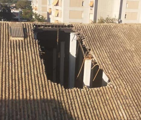 Enorme boquete en el techo de la bodega. FOTO: ANTONIO SALDAÑA (Facebook)