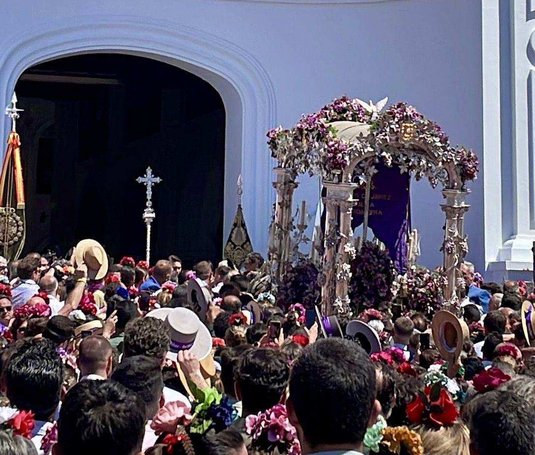 El Simpecado de Jerez ante la ermita en el momento de su presentación, rodeado de una gran multitud. El Simpecado de Jerez ante la ermita en el momento de su presentación, rodeado de una gran multitud.