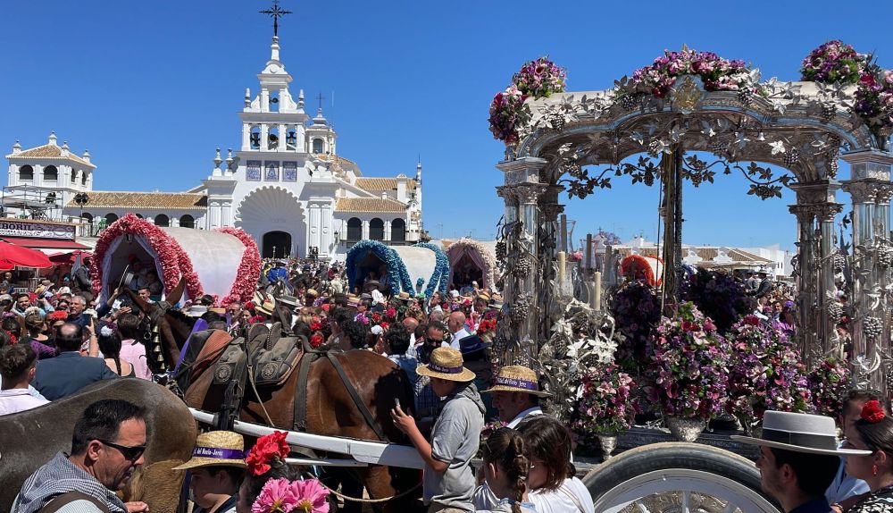 El Simpecado de Jerez y al fondo la ermita en una mañana luminosa. 