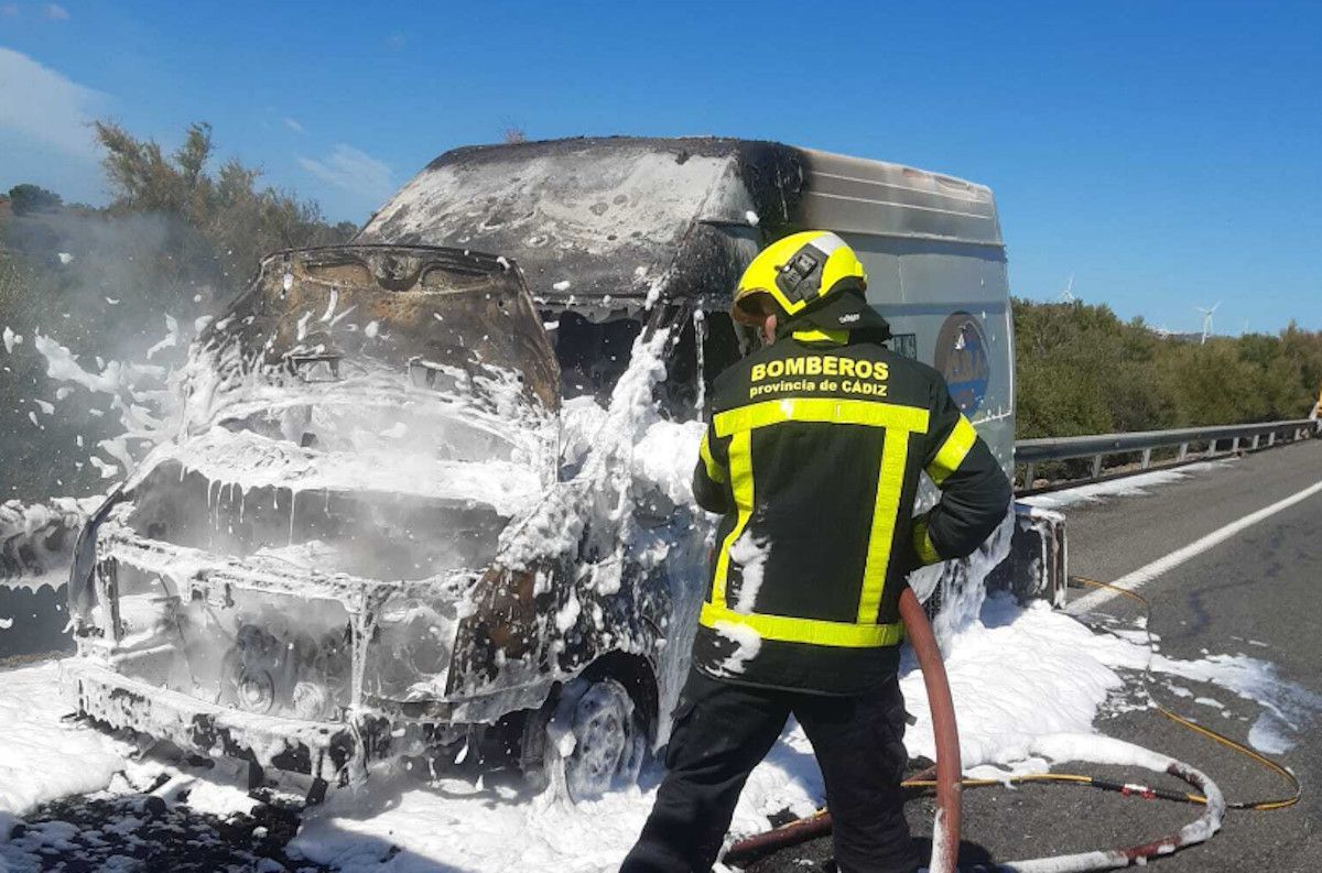 Incendio de un vehículo en la A-381 Jerez-Los Barrios.