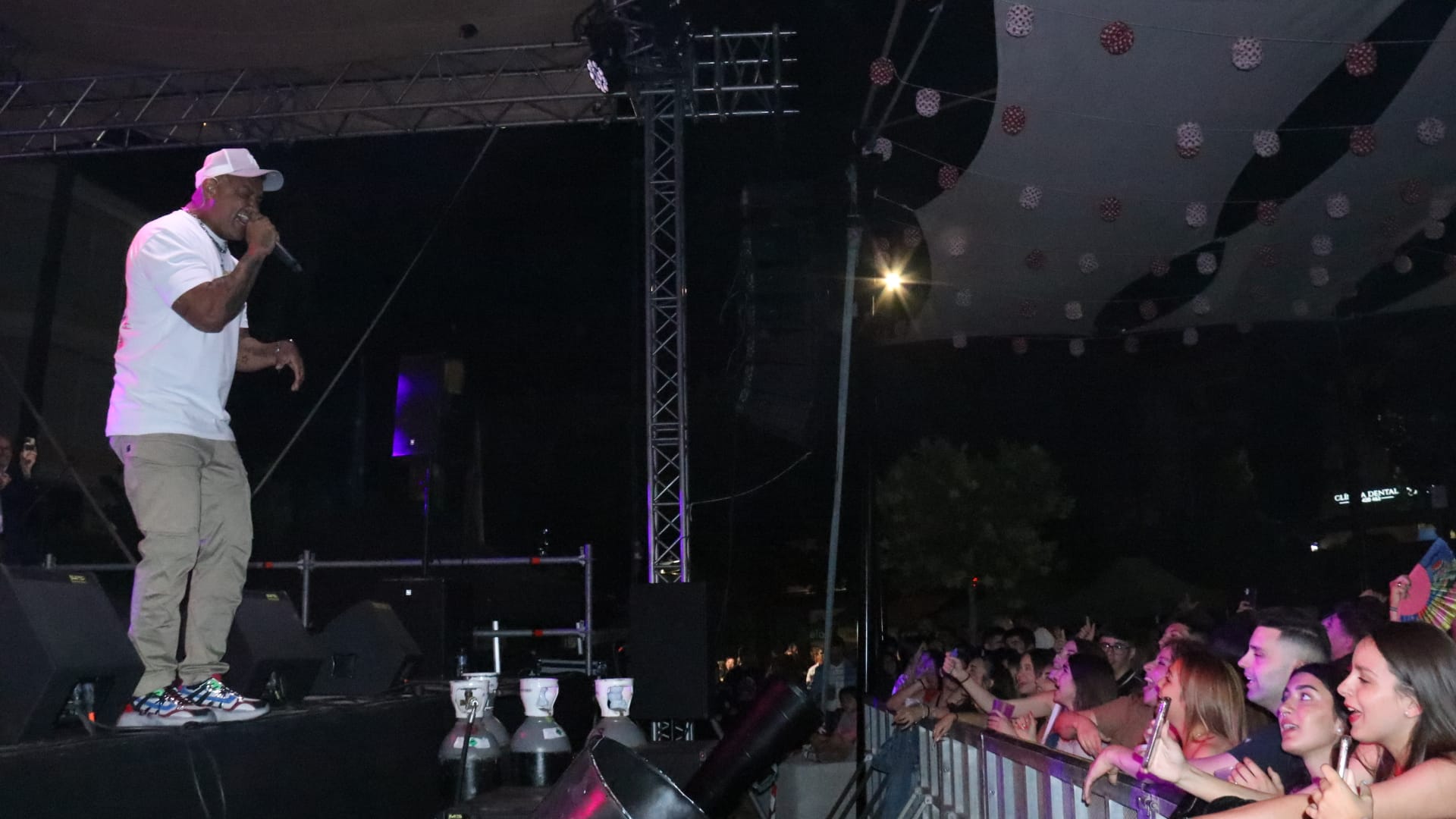 Henry Méndez salta del escenario para defender a una mujer en Cártama, en Málaga.