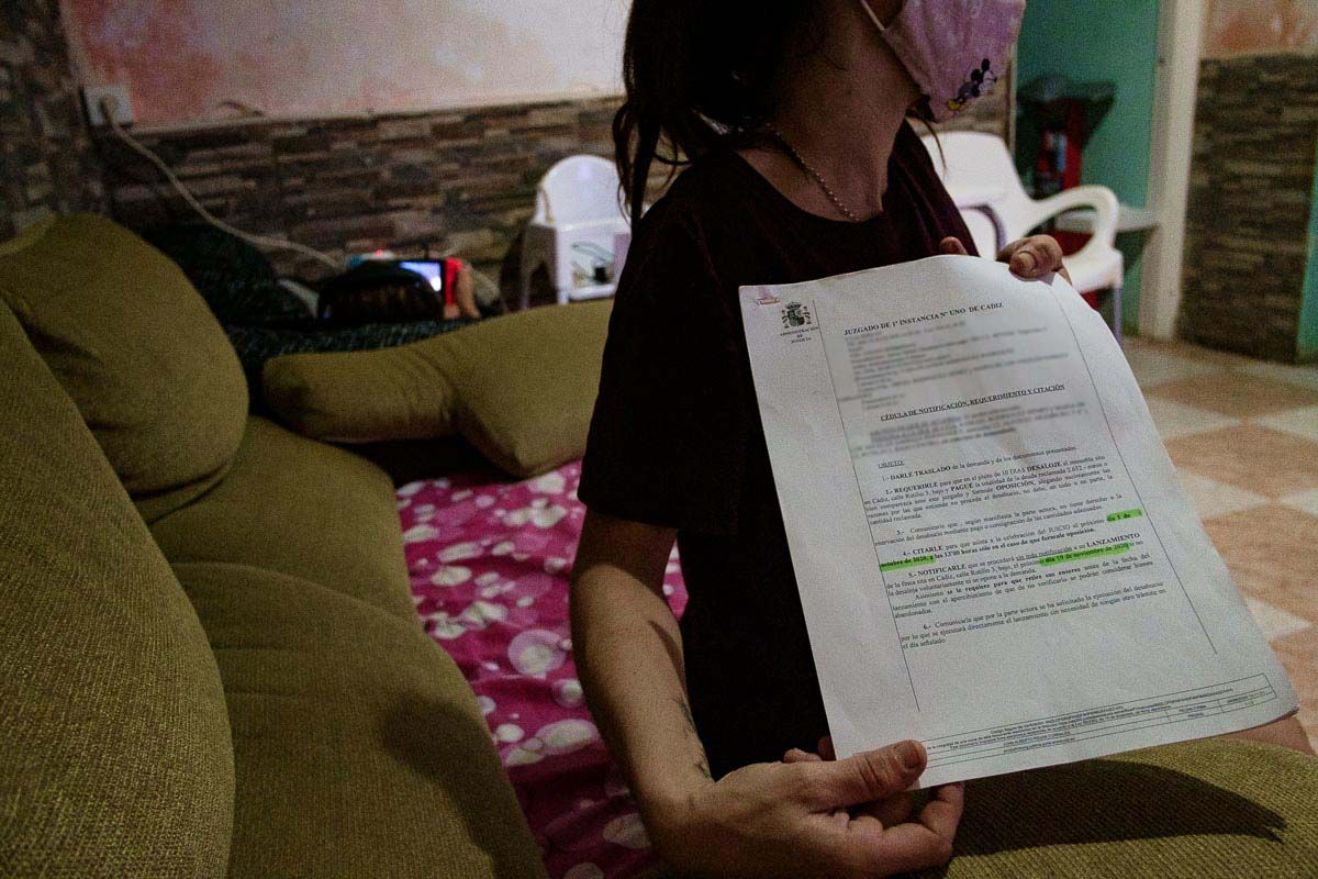 Mari Ángeles, con la orden de desalojo, y su hija al fondo. FOTO: MANU GARCÍA