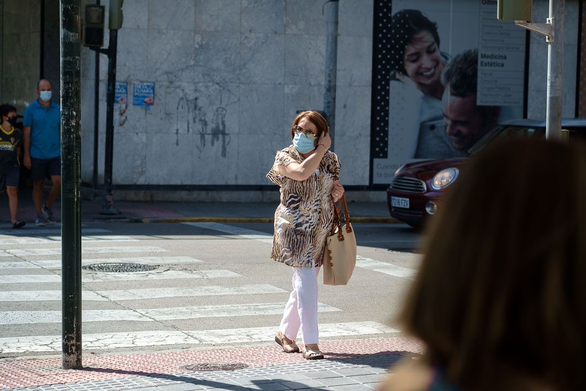 Una mujer con mascarilla por las calles de Cádiz, en una imagen reciente. FOTO: MANU GARCÍA Una mujer con mascarilla por las calles de Cádiz, en una imagen reciente. FOTO: MANU GARCÍA