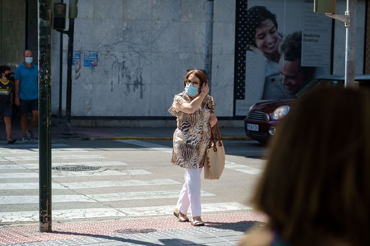 Una mujer con mascarilla por las calles de Cádiz, en una imagen reciente. FOTO: MANU GARCÍA