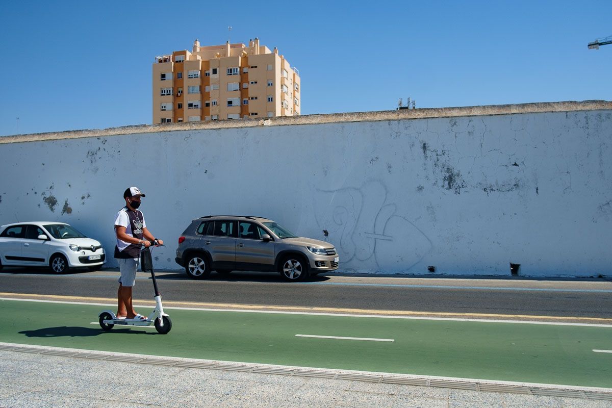 Un joven circula en un patinete eléctrico por Cádiz en una imagen de archivo.