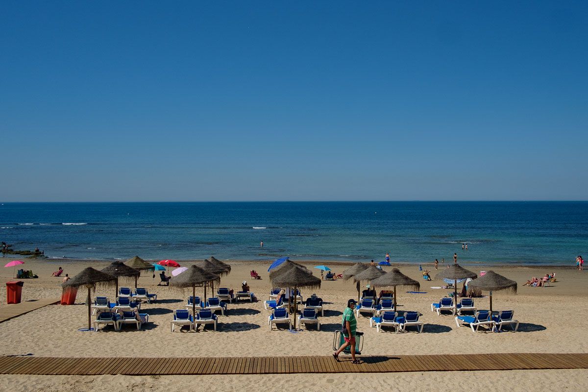 Situación crítica para muchos gaditanos acogidos a un ERTE. En la imagen, una playa en Cádiz durante la crisis sanitaria. FOTO: MANU GARCÍA