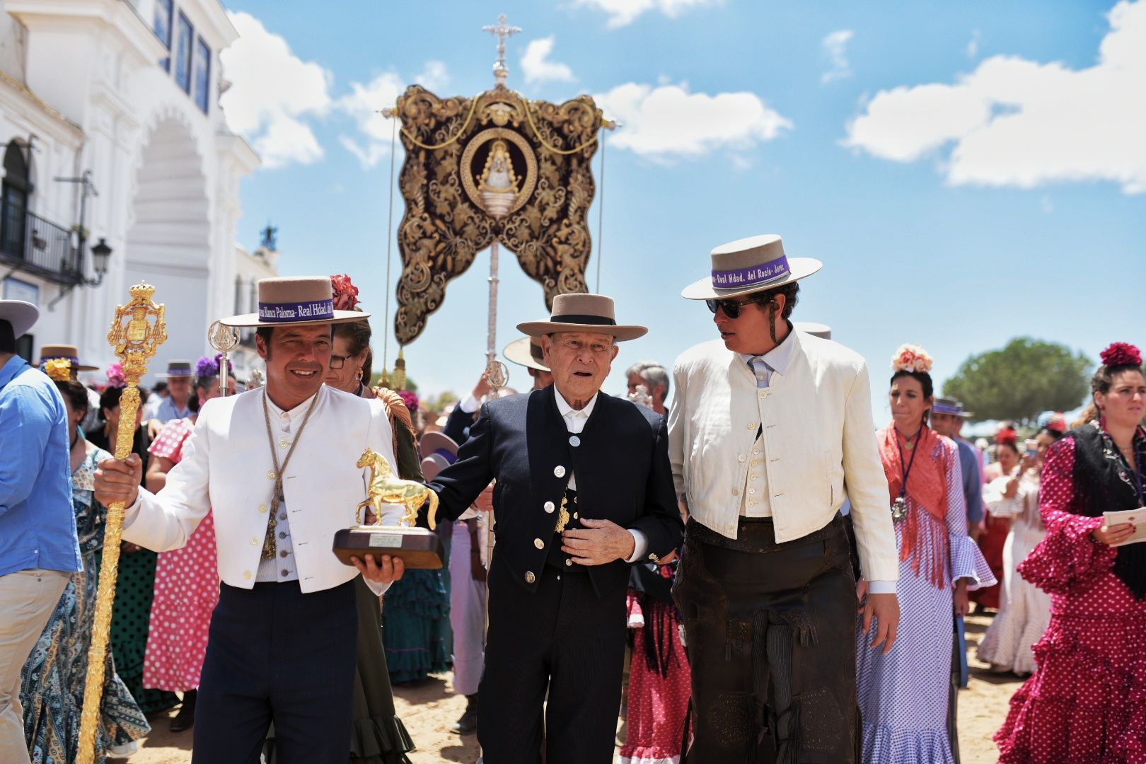 Domingo de romería con la hermandad de Jerez saliendo de la Hermandad de Jerez en El Rocío.