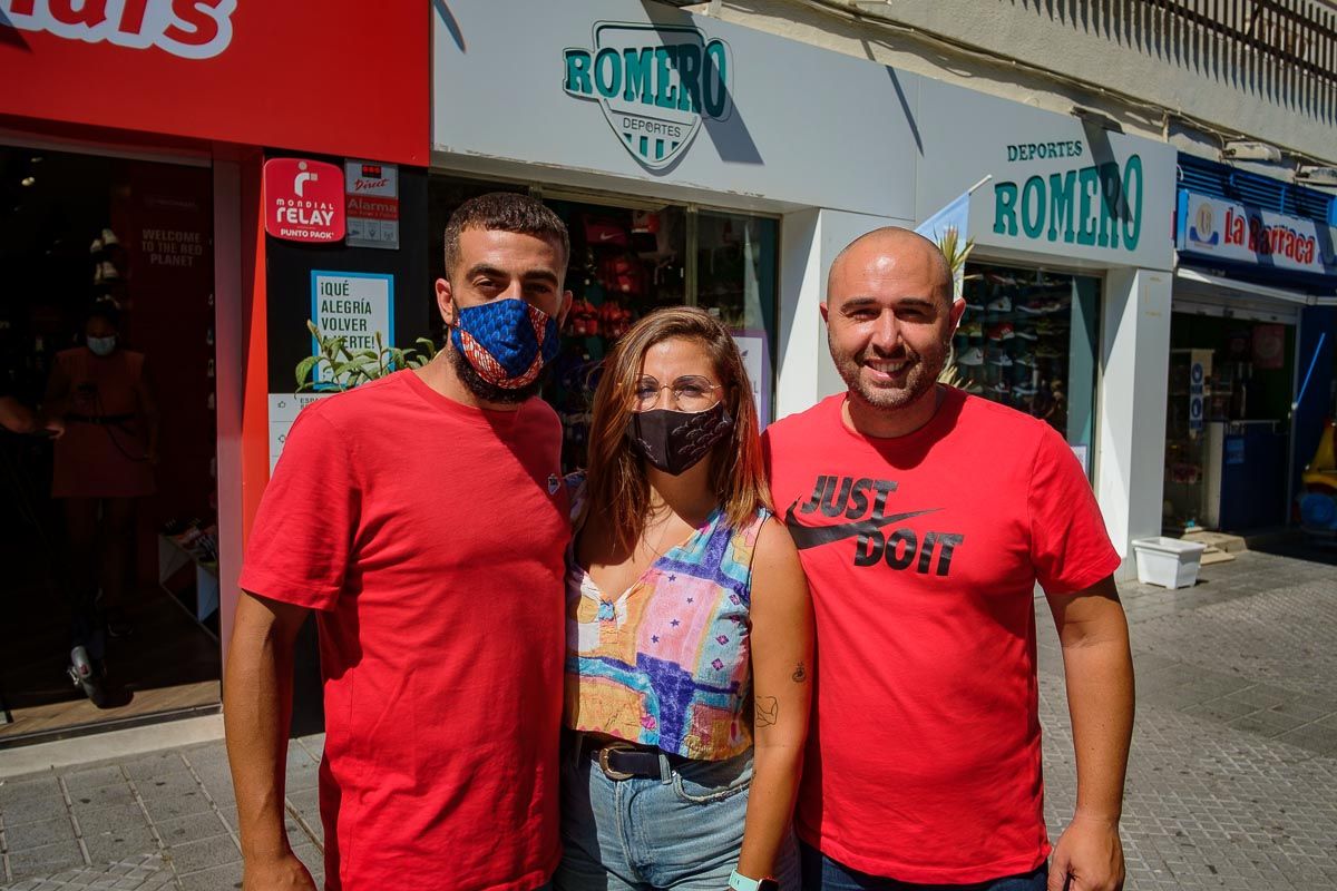 Alejandro, Sonia y Francisco Romero, de Deportes Romero, en la puerta de la tienda. FOTO: MANU GARCÍA