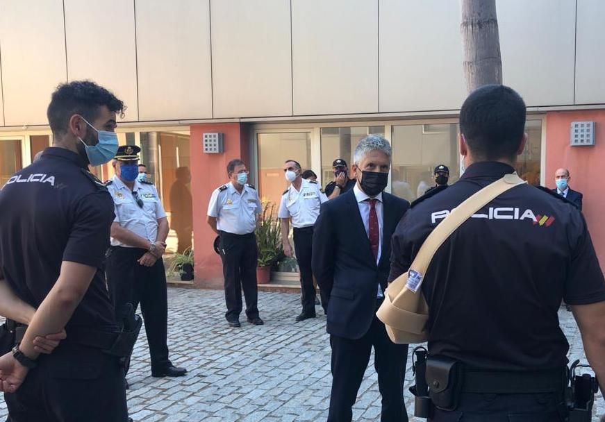Grande-Marlaska, ministro de Interior, saluda a un agente herido en Algeciras, meses atrás.