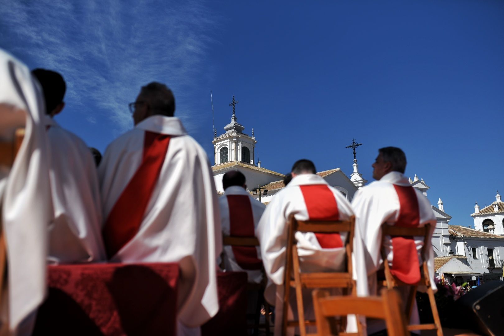Así vive El Rocío la Misa Pontifical de la Romería de 2024.