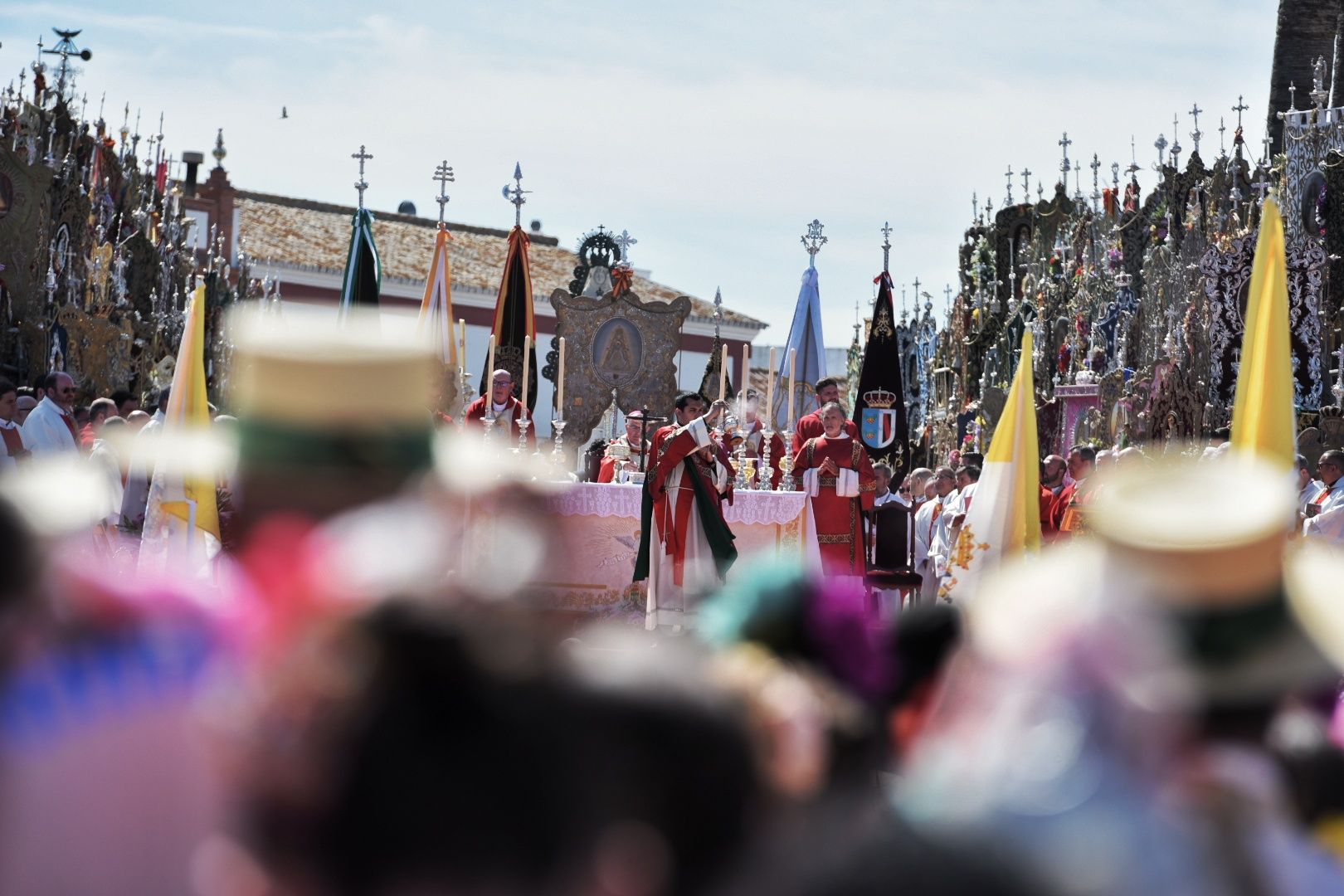 Así vive El Rocío la Misa Pontifical de la Romería de 2024.