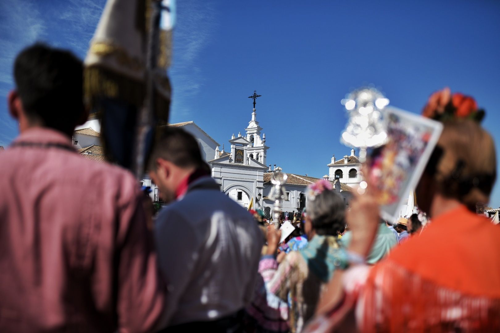 Así vive El Rocío la Misa Pontifical de la Romería de 2024.
