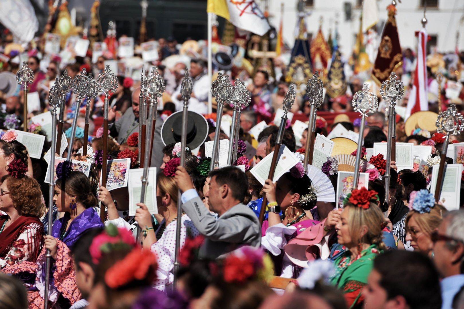 Así vive El Rocío la Misa Pontifical de la Romería de 2024.