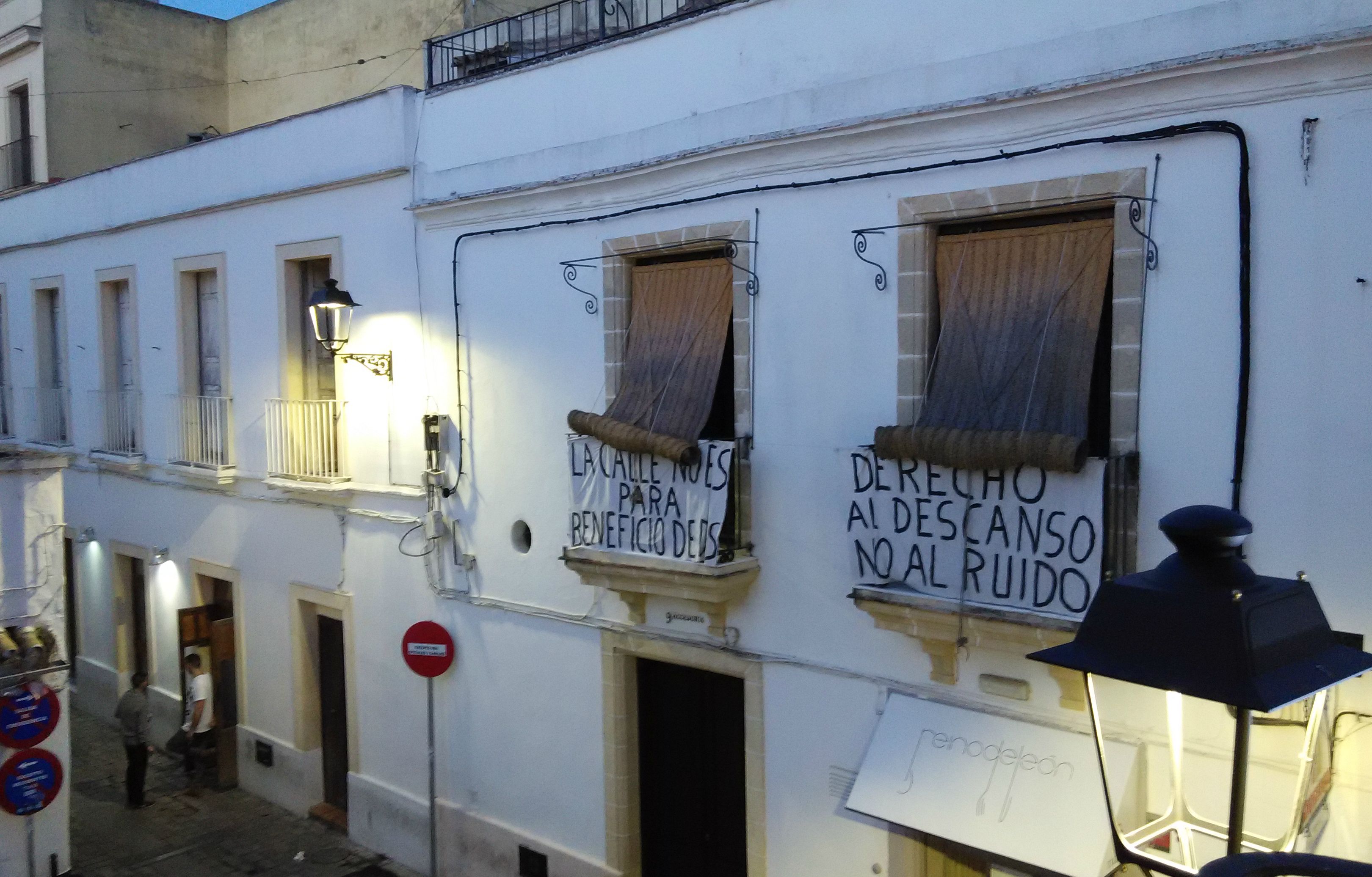 Algunas pancartas contra el ruido de los vecinos de la plaza Vargas. 