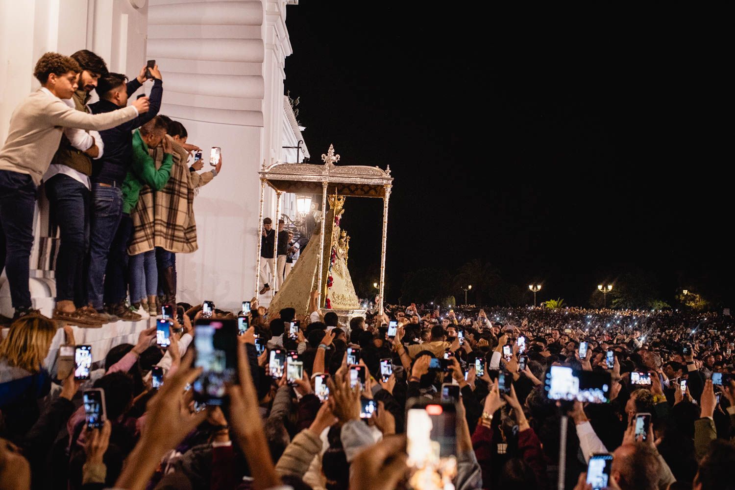 La Virgen del Rocío saliendo del santuario saliendo del santuario poco después de las tres de la mañana.