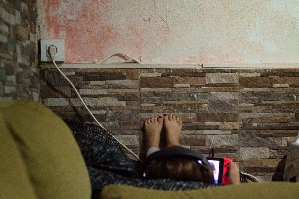 Los pies descalzos de una niña, en una vivienda con orden de desahucio en Cádiz. FOTO: MANU GARCÍA