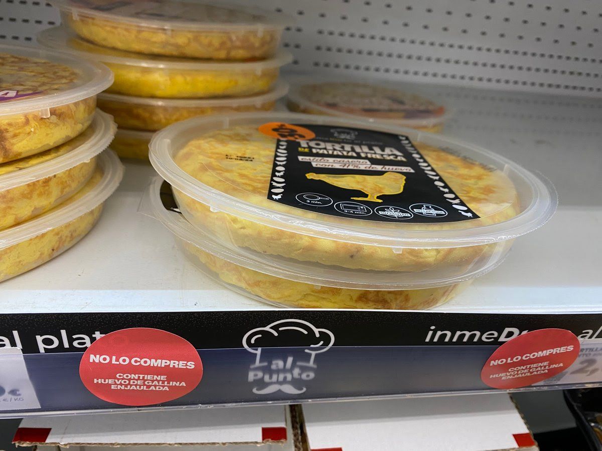 Bienestar animal: acción en supermercados Dia contra los huevos de gallinas enjauladas.