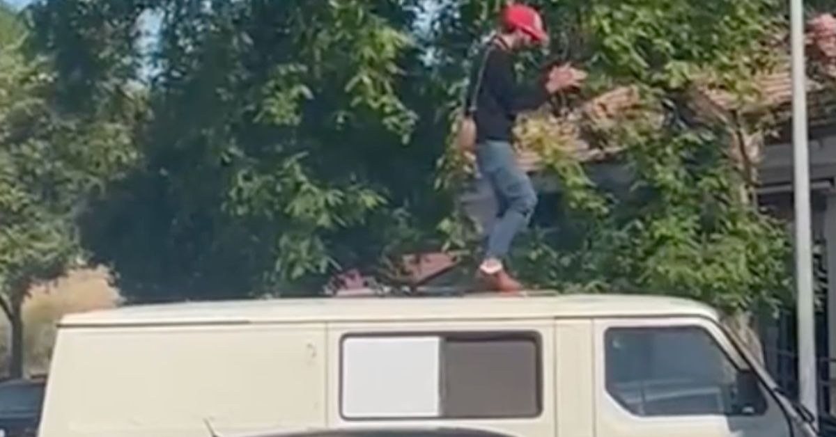 'Zapateao' en lo alto de una furgoneta en San Telmo.