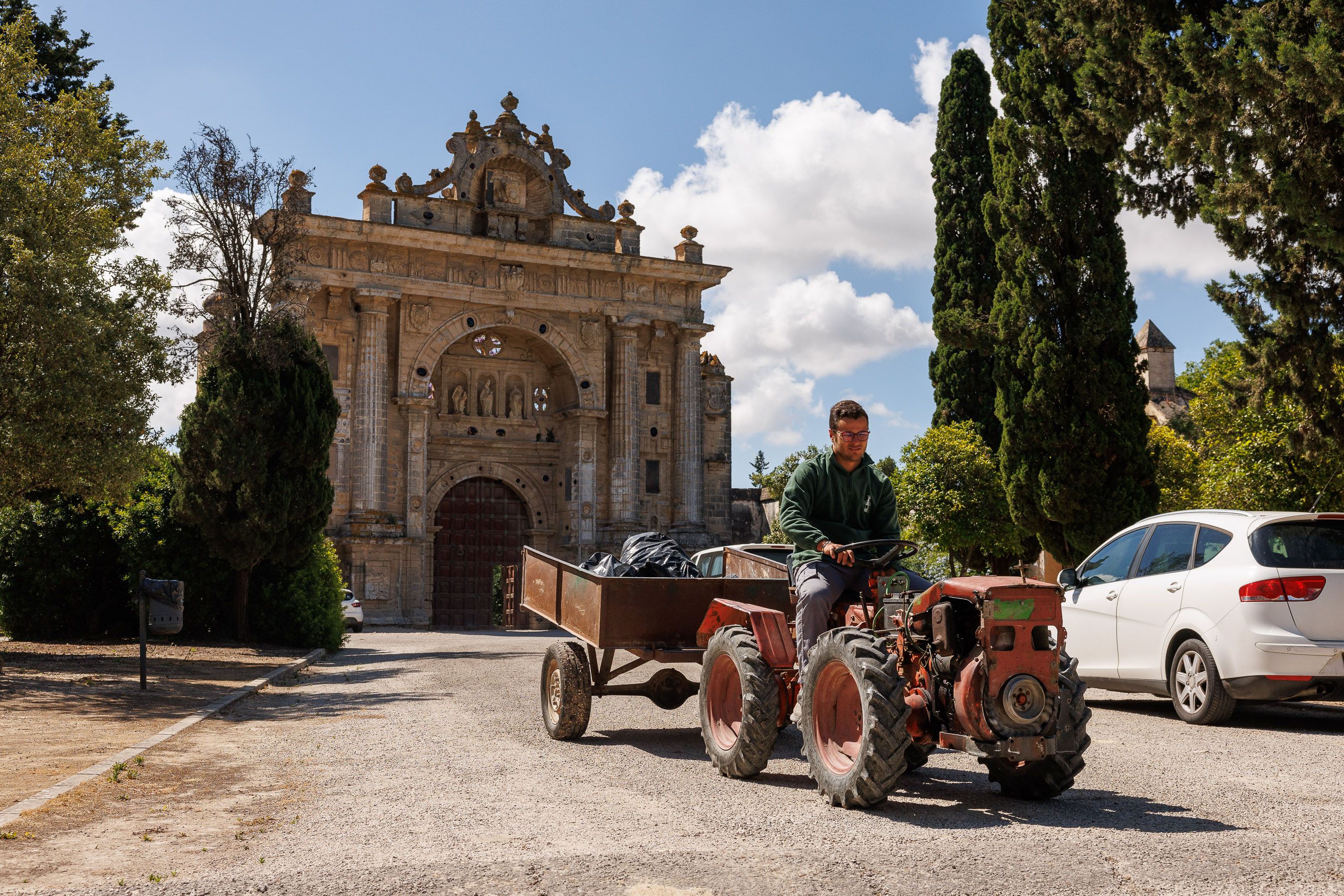 Un trabajador sale del monasterio de la Cartuja, deshabitada tras la marcha de las hermanas de Belén.