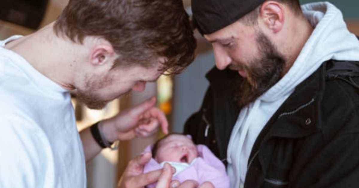 Dos padres, con su bebé.