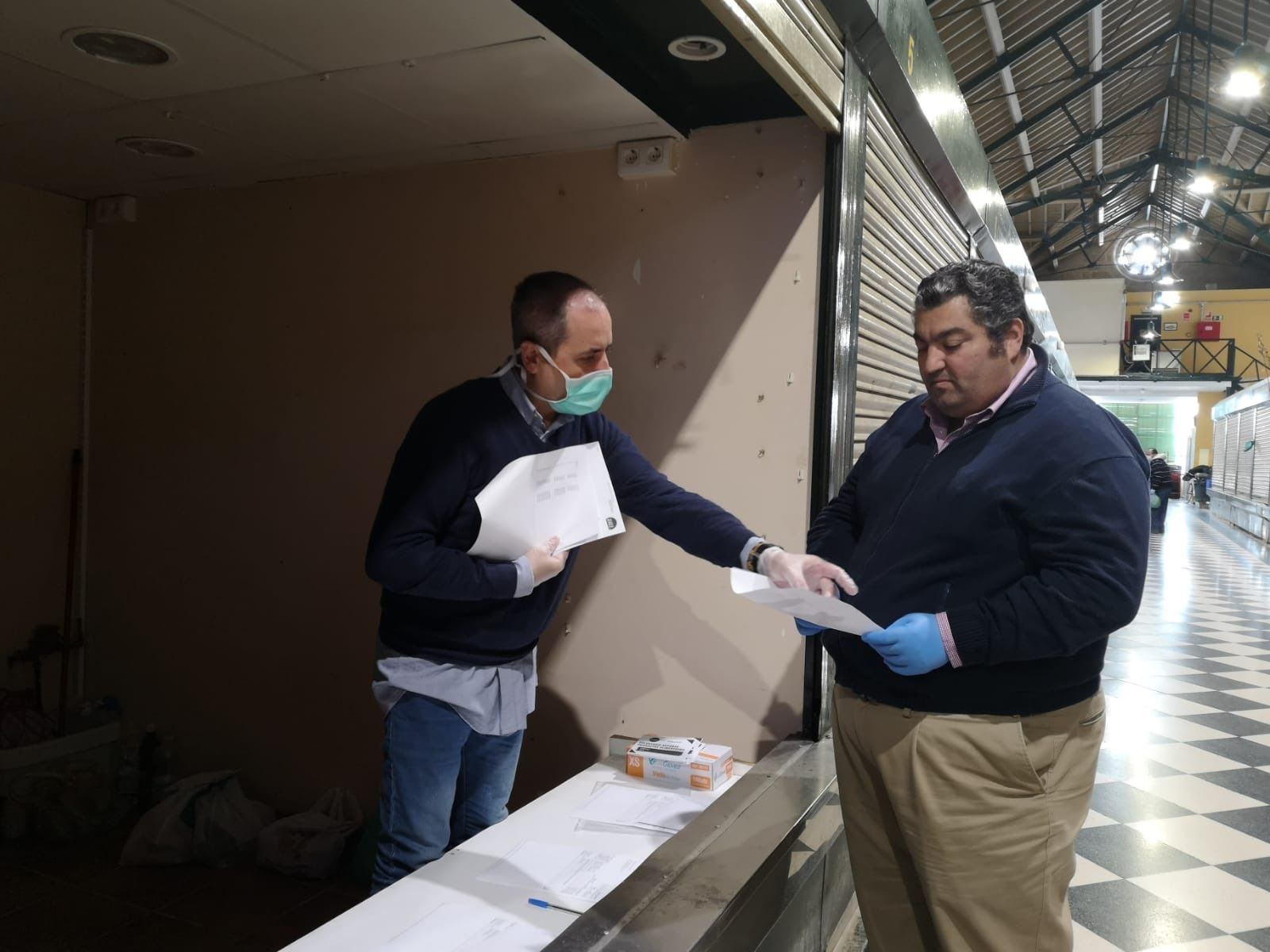 Saldaña junto a Montero, en marzo pasado, en el mercado de abastos, cuando activaron 'mercadodejerez.es'. FOTO: PP