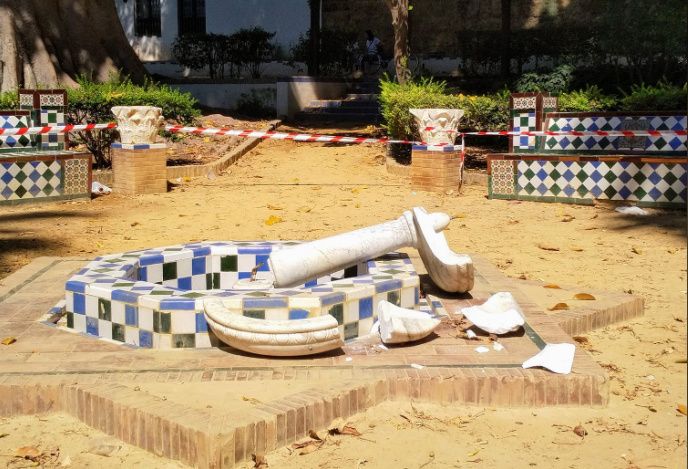 Fuente destrozada en los Jardines de Murillo en Sevilla. FOTO: Mar Correa