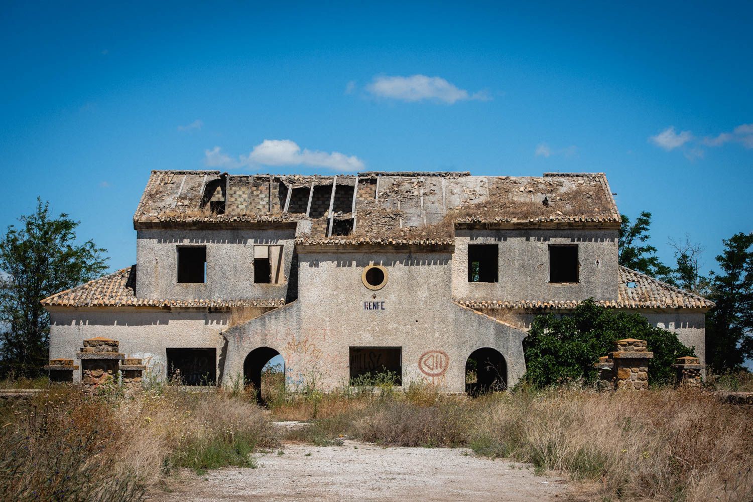 Una estación de tren abandonada.