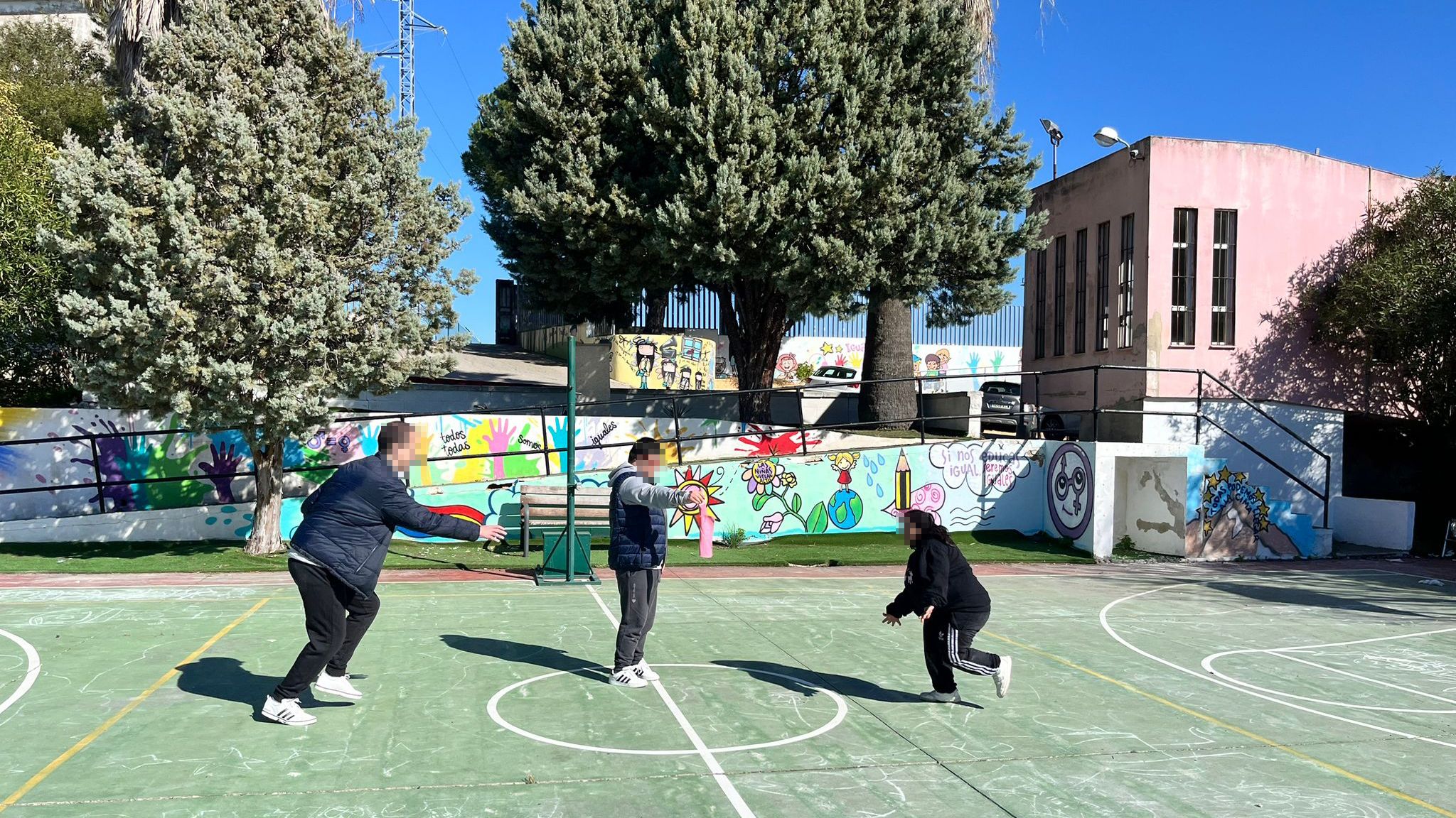 Juegos en el patio del Colegio de Sordos de Jerez. Juegos en el patio del Colegio de Sordos de Jerez.