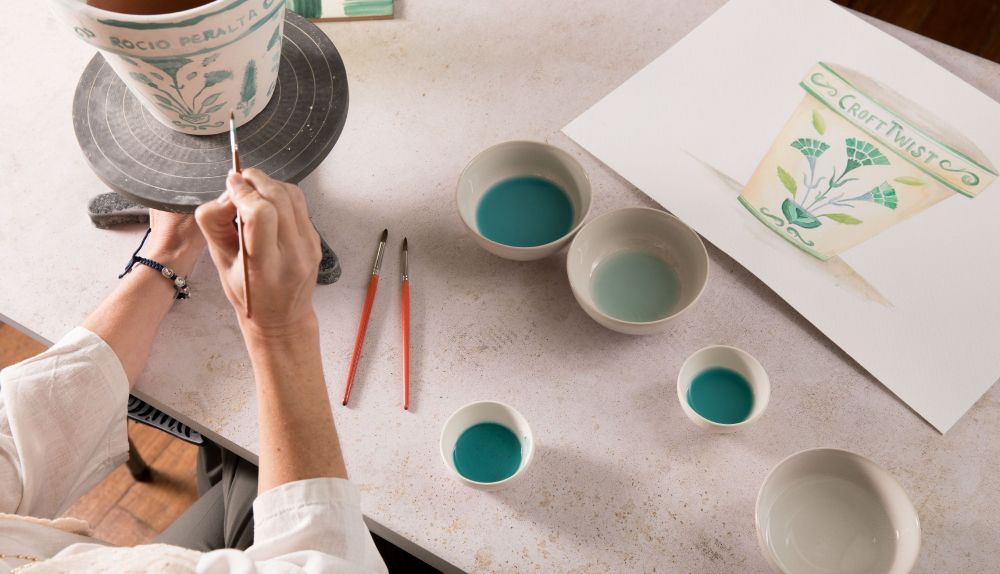 Proceso de decoración de la pieza.