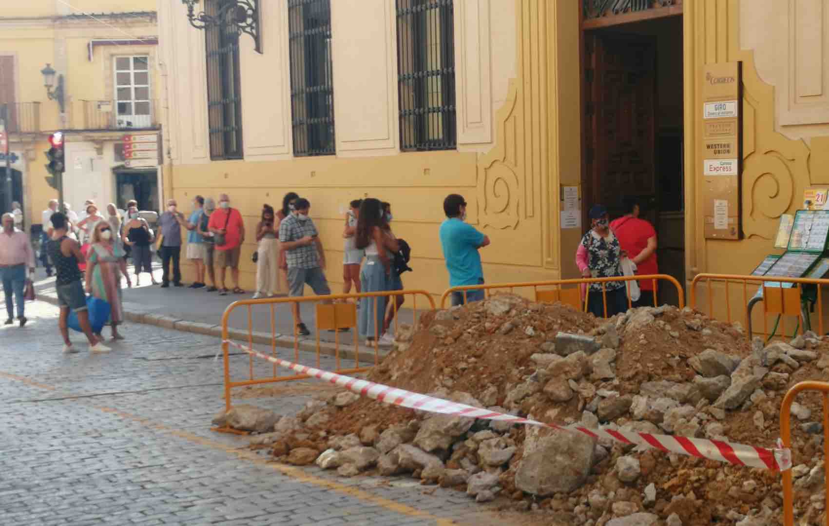 Colas en Correos, en la calle Cerrón. FOTO: CEDIDA