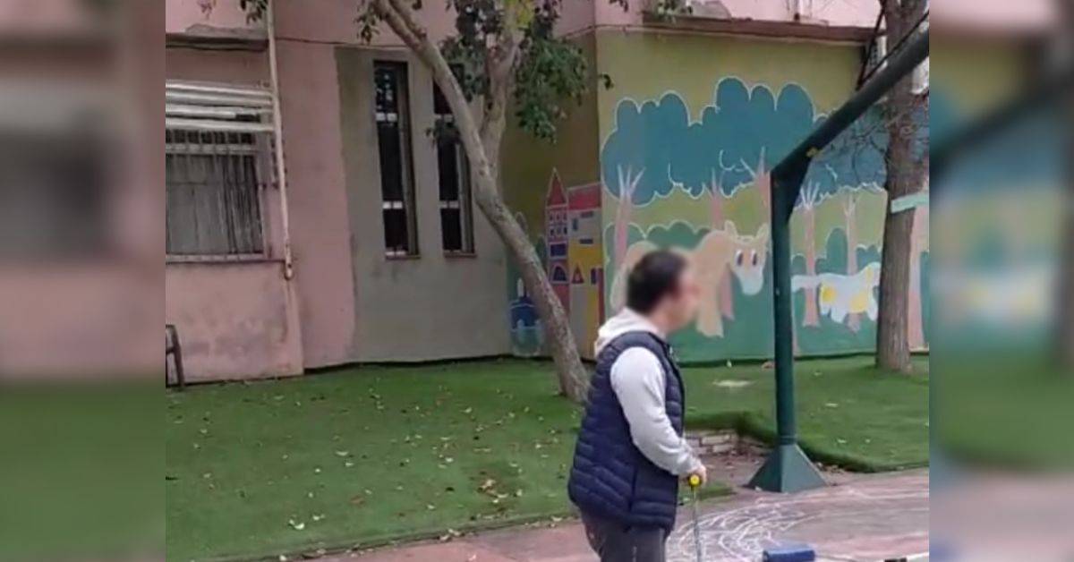 Un alumno, en el patio del Colegio de Sordos de Jerez. Un alumno, en el patio del Colegio de Sordos de Jerez.