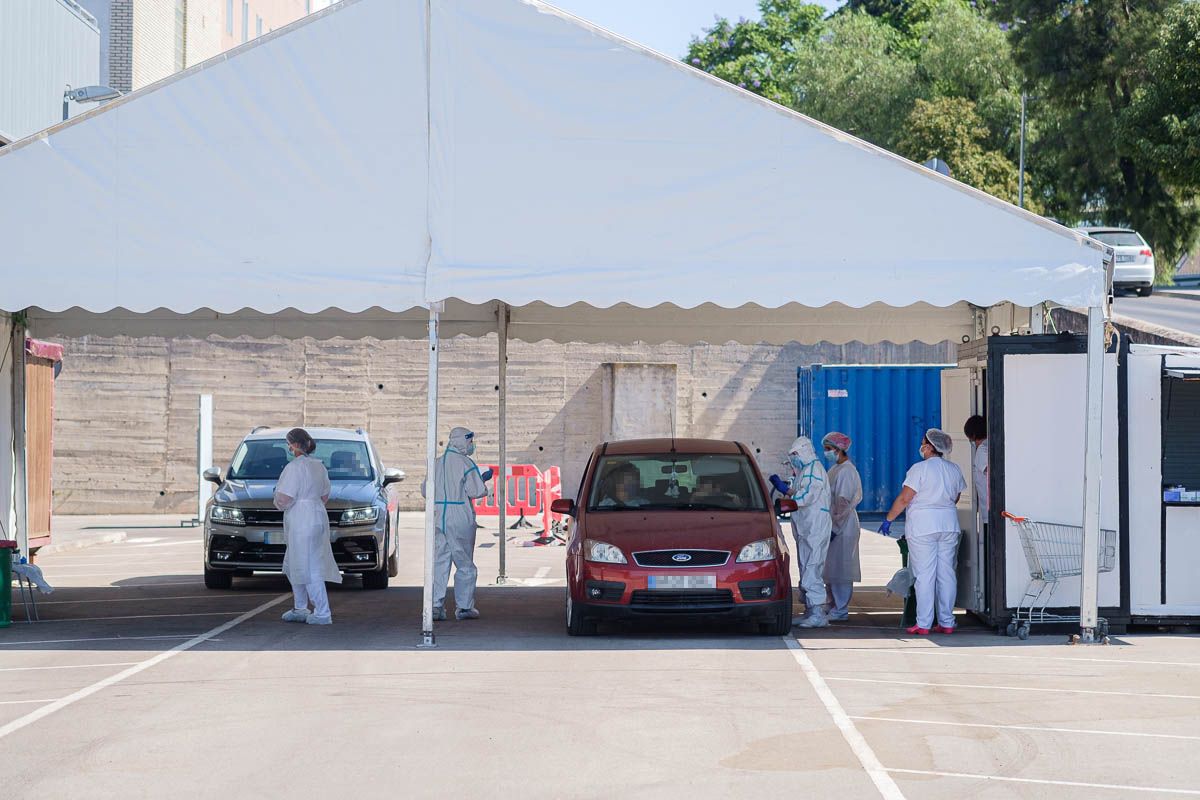 Sanitarios realizan las pruebas de autocovid en Jerez. FOTO: MANU GARCÍA
