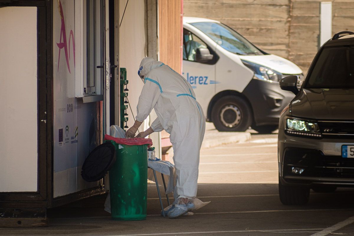 Sanitarios realizan las pruebas de autocovid en Jerez. FOTO: MANU GARCÍA