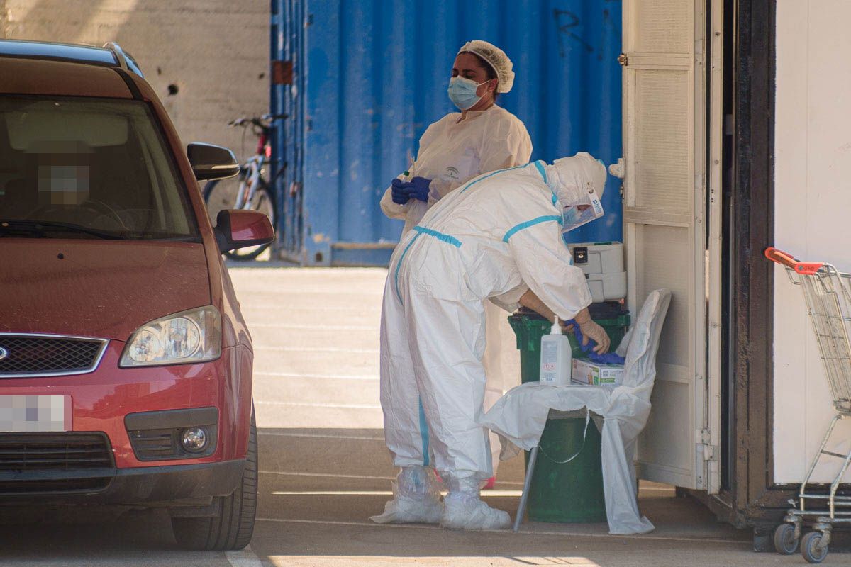 Punto de autocovid en el Hospital de Jerez, en una imagen reciente. Punto de autocovid en el Hospital de Jerez, en una imagen reciente.