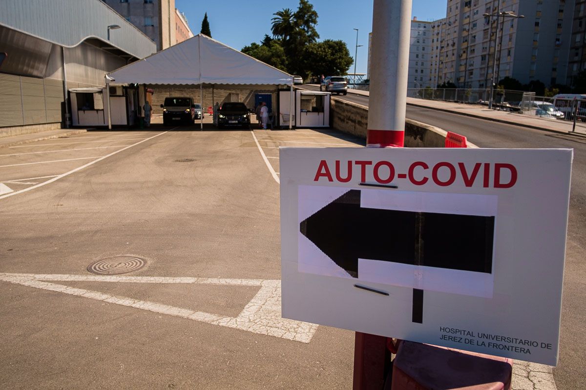 La carpa de autocovid junto al Hospital de Jerez, en días pasados. FOTO: MANU GARCÍA