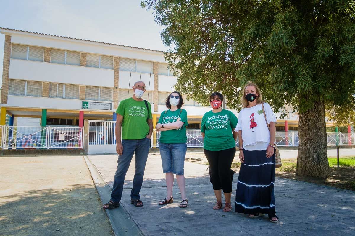 Agustín García Lázaro (Marea Verde), Lola Sarazá (docente de Secundaria), Verónica Guerrero (Flampa) y Teresa Chamizo (Primaria), posando para lavozdelsur.es. FOTO: MANU GARCÍA