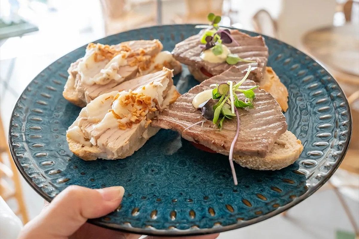 Platos con atún en Bocinegro Taberna Marina, uno de los restaurantes participantes en Conil.