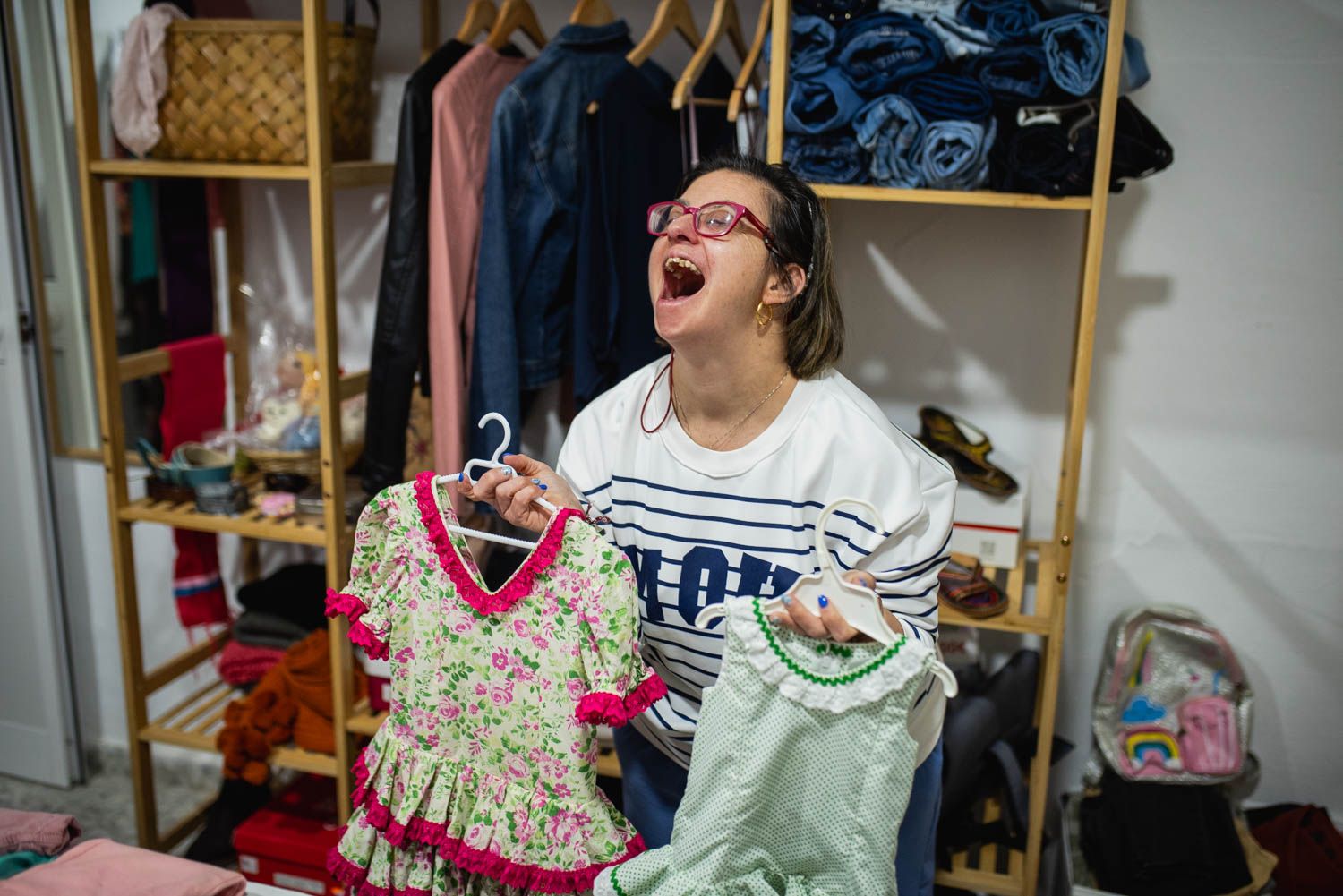 Una usuaria de Aura, en la tienda solidaria abierta por la asociación.