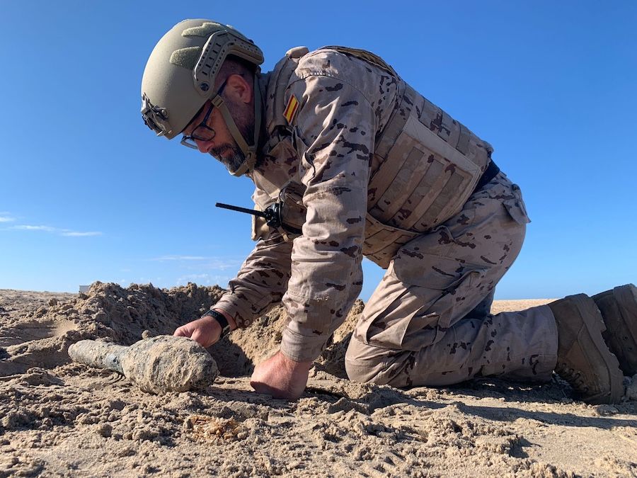 Un especialista de la Armada, junto al cohete encontrado en San Fernando.