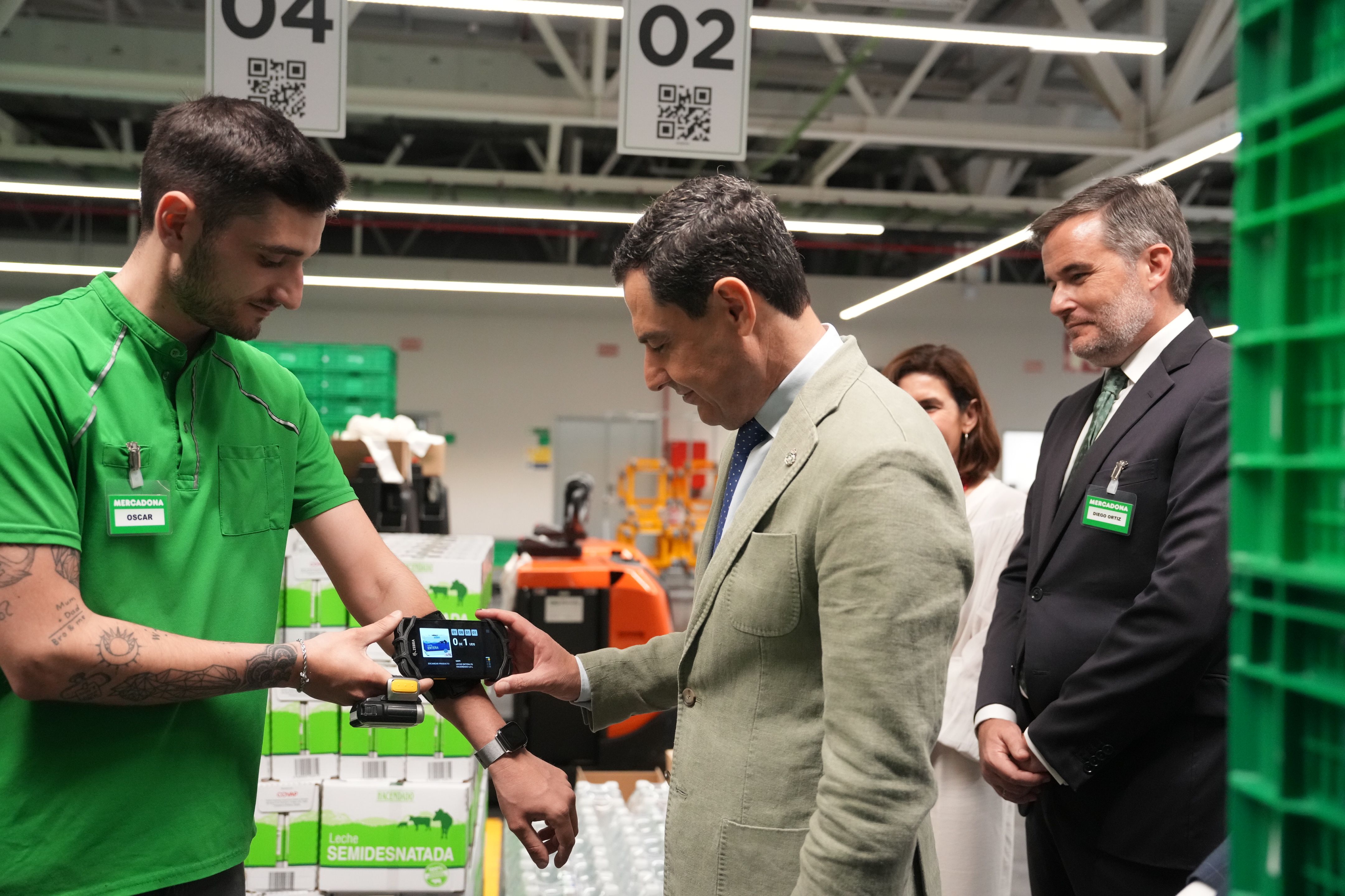 Juanma Moreno en el centro logístico de Mercadona.