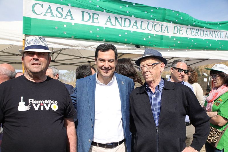 Moreno, el año pasado, en Barcelona en una reunión con la Federación Andaluza de Comunidades. FOTO: JUNTA
