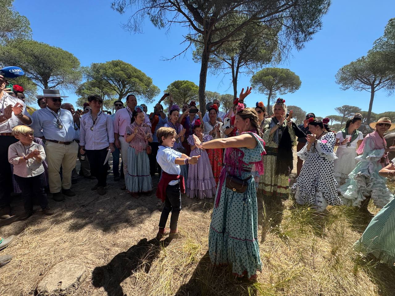 Madre e hijo bailando una sevillana.