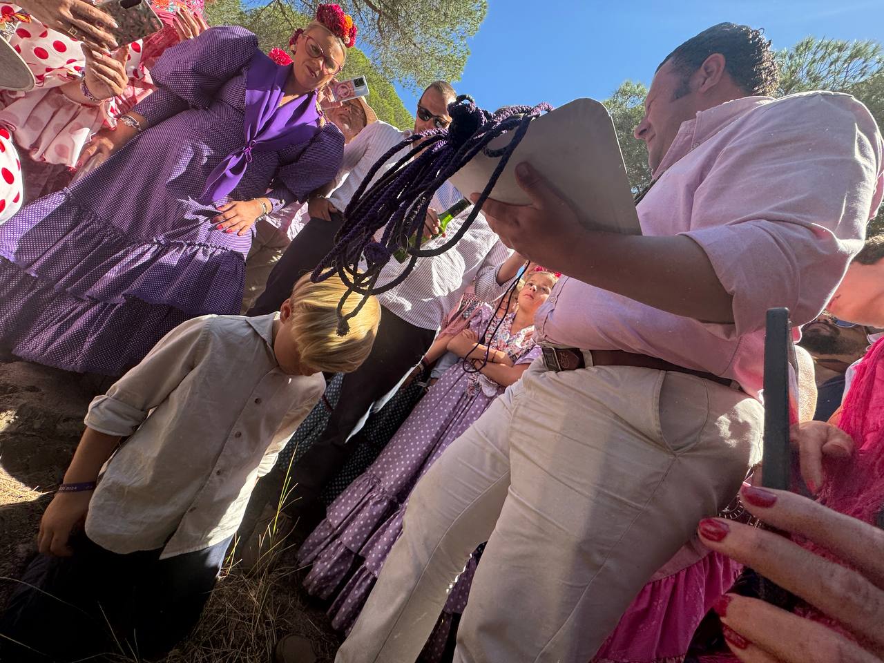 Segundo día del regreso rociero: una avería en un carro retrasa a Jerez. Uno de los 'bautizos' rocieros realizados este día.