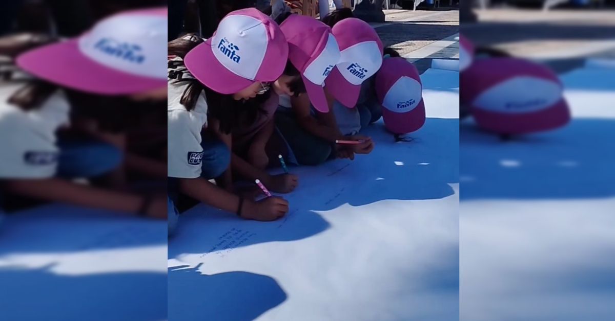 Un grupo de menores, escribiendo su poema sobre la diversidad.