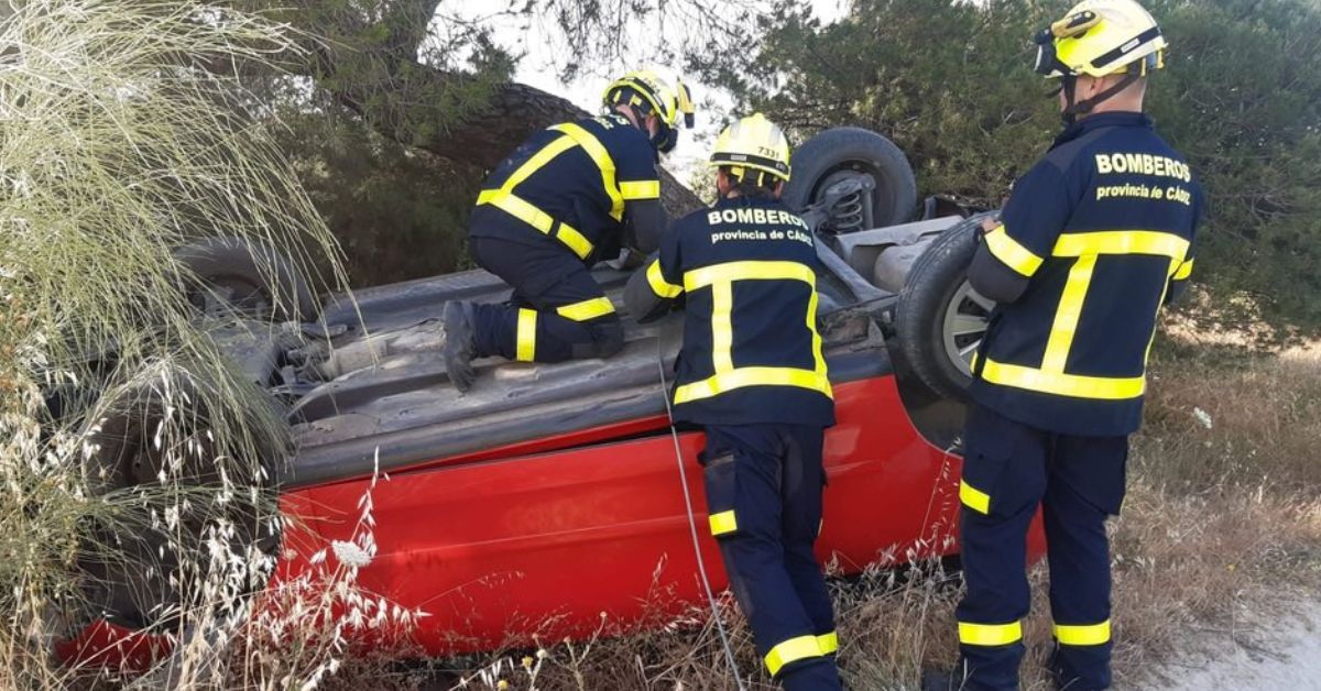 Bomberos, interviniendo en el accidente. FOTO: Consorcio de Bomberos Provincia de Cádiz Bomberos, interviniendo en el accidente. FOTO: Consorcio de Bomberos Provincia de Cádiz