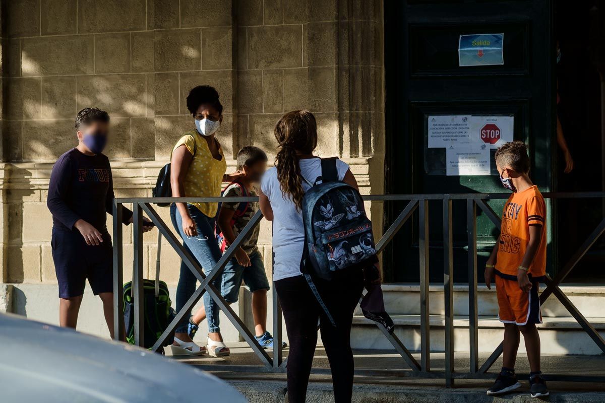 Menores entrando en un centro este curso escolar en Andalucía, en una imagen de archivo.