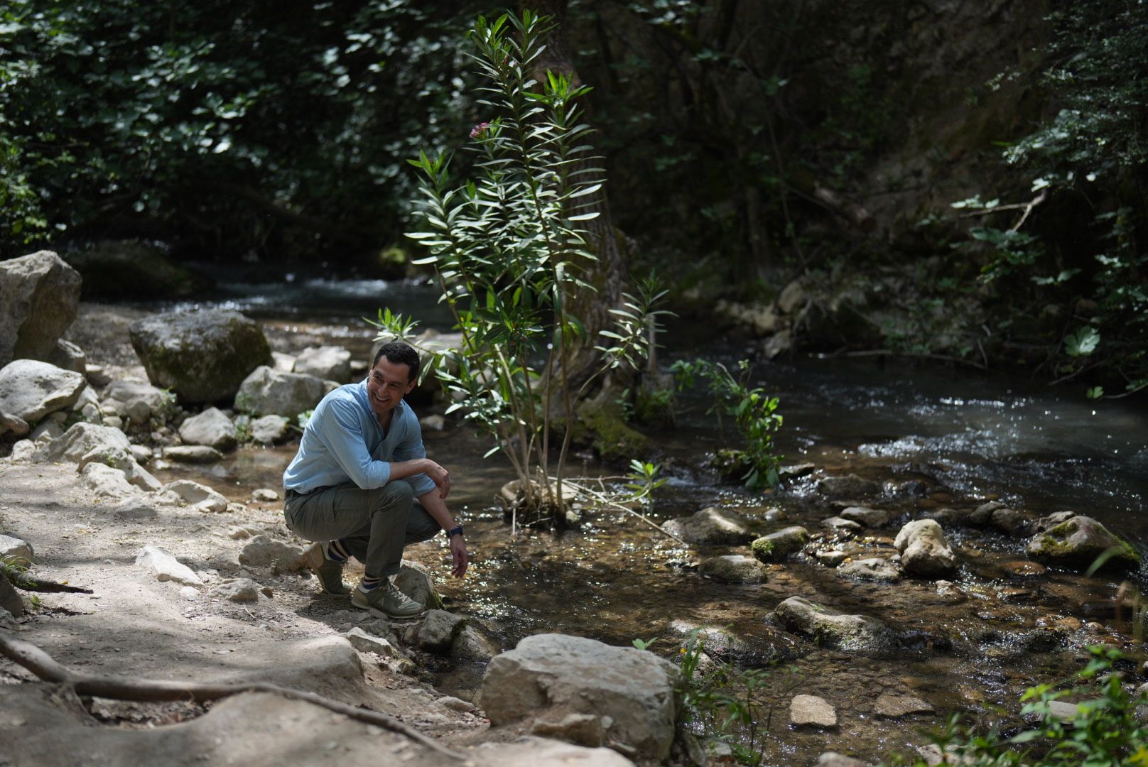 Juanma Moreno este jueves en su visita a Grazalema.
